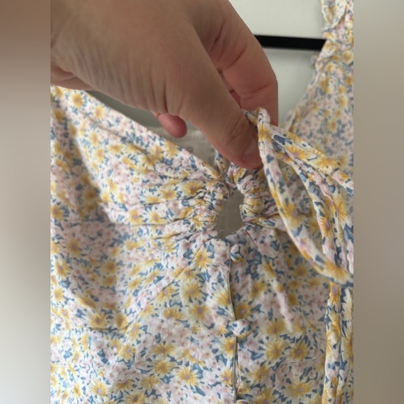 ASTR The Label Lace Up Floral Tie Keyhole Front Puff Sleeve Top Size Small - Picture 7 of 9